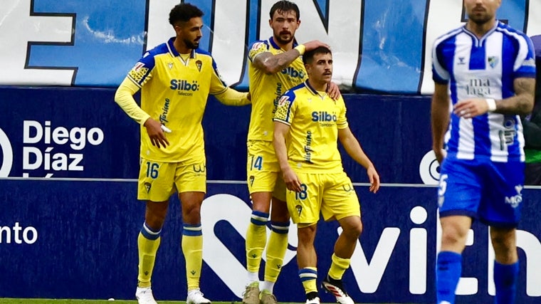 José Joaquín Matos celebra con Chris Ramos y Kovacevic su gol en La Rosaleda.