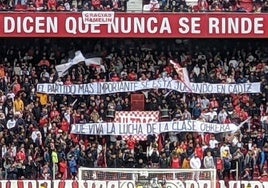 La grada muestra su apoyo a la Huelga del Metal en Cádiz