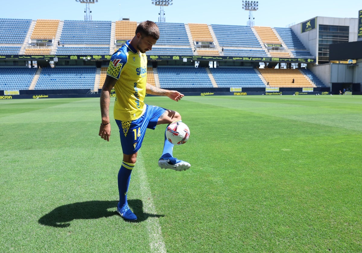 El central serbio Bojan Kovacevic seguirá ligado al Cádiz CF.