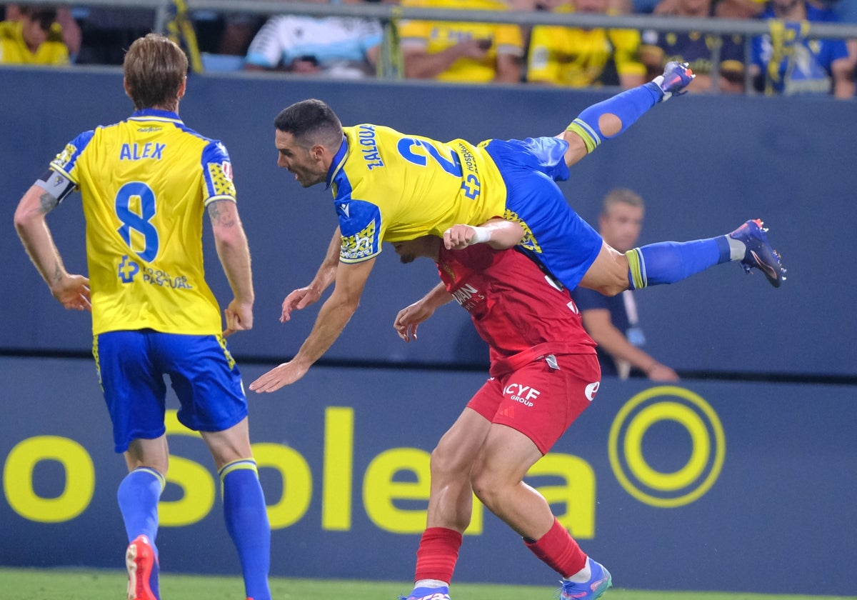 Zaldua no seguirá en el Cádiz CF y Álex aún no ha decidido su futuro.
