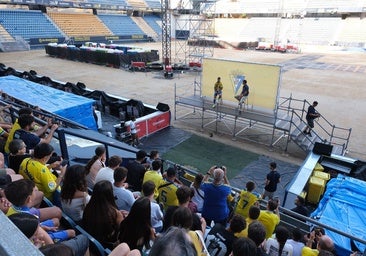 Dos mil personas dan la bienvenida a Suso al Cádiz CF