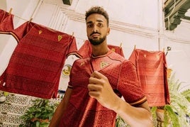 Polémica en redes sociales por llevar la segunda equipación del Cádiz CF los colores de España: «Es un símbolo de...»