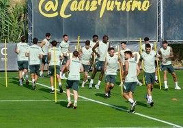 Exceso de jugadores en la primera toma de contacto del Cádiz CF