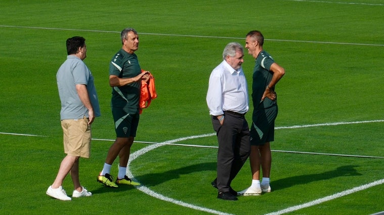 El vicepresidente Rafael Contreras y el presidente Manuel Vizcaíno estuvieron en el césped con Patxi Ferreira y Gaizka Garitano.