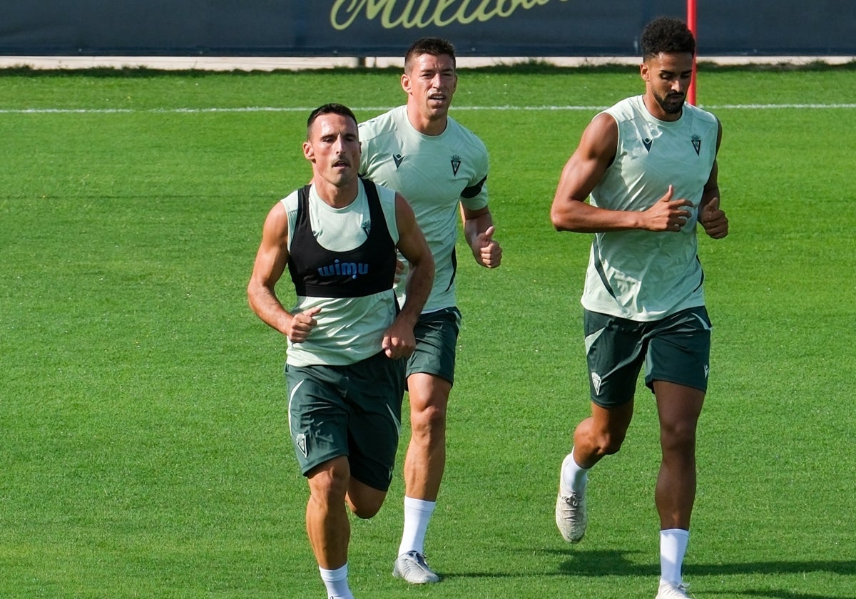 Fede San Emeterio y Rubén Alcaraz, en la imagen junto al delantero Chris Ramos, son dos de los centrocampistas del Cádiz CF.