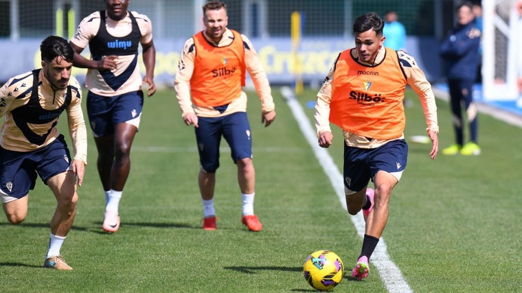 Raúl Pereira, lateral izquierdo de la cantera del Cádiz CF.