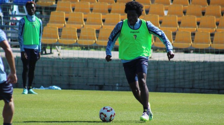 Twizard Mulenga, centrocampista de la cantera del Cádiz CF.