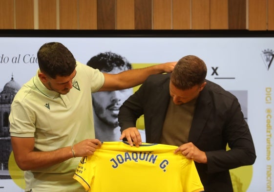 Joaquín González y Juan Cala durante la presentación del centrocampista insular como nuevo jugador del Cádiz CF.