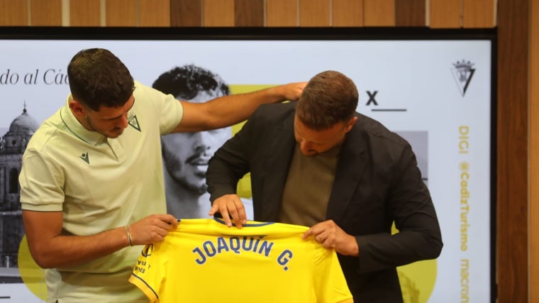 Joaquín González ha firmado con el Cádiz CF hasta 2030.
