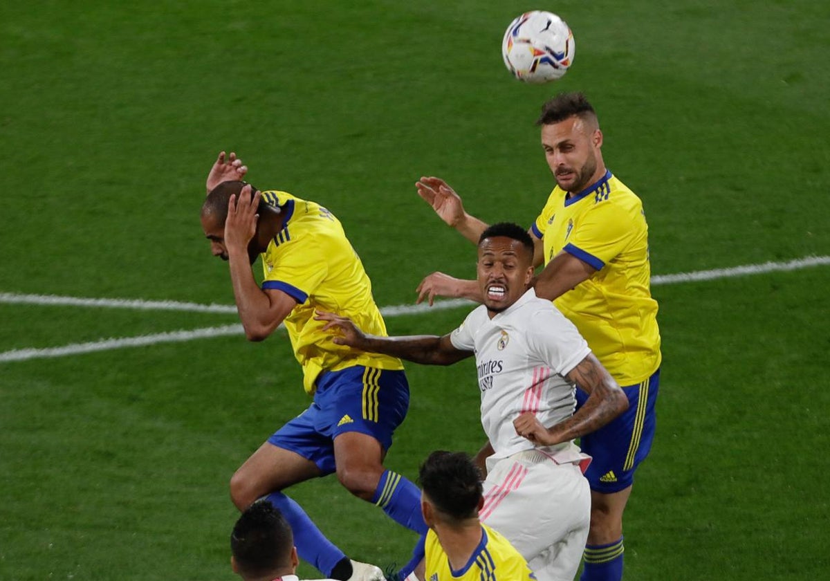 Fali y Cala durante un Cádiz - Real Madrid.