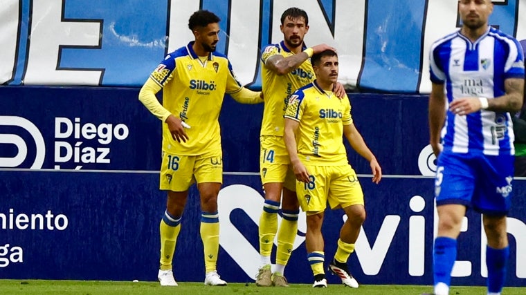 Bojan Kovacevic y Chris Ramos felicitan a Matos tras su gol al Málaga la pasada temporada en La Rosaleda.