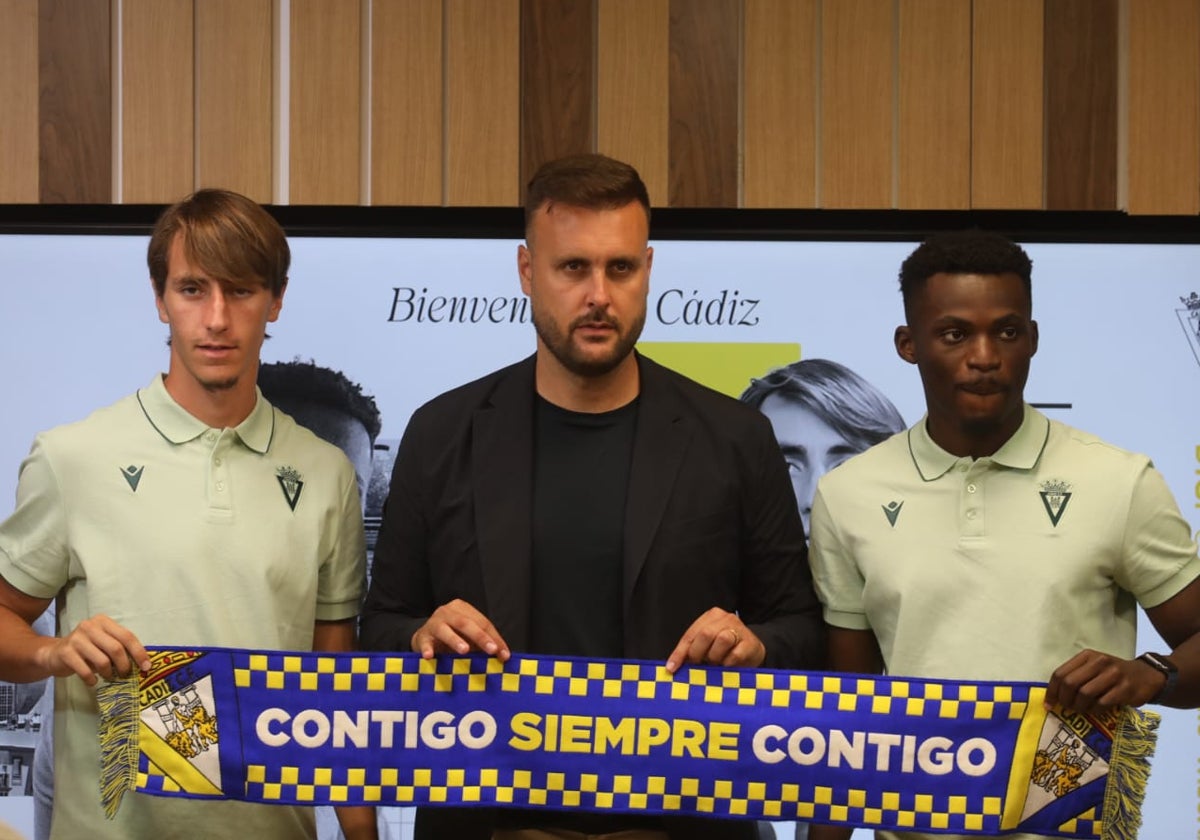 David García e Isaac Obeng junto a Juan Cala en la presentación.