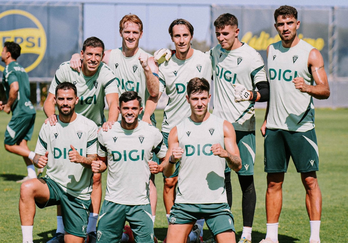 Jugadores del Cádiz CF posan tras un entrenamiento