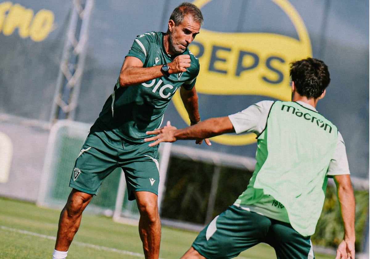 Gaizka Garitano participó activamente en la sesión de entrenamiento del Cádiz CF