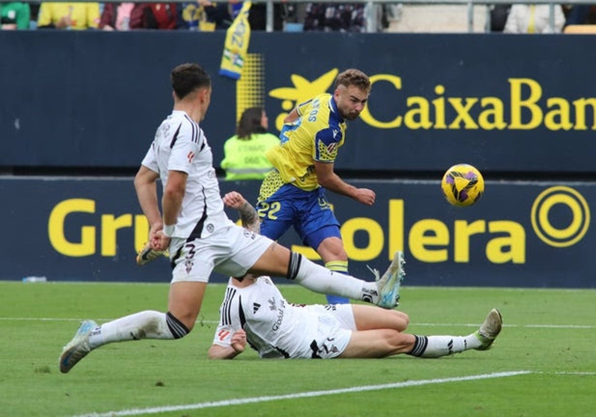 Javier Ontiveros busca la portería rival en el Cádiz - Albacete del pasado curso