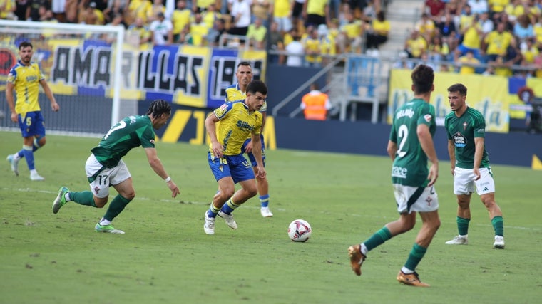 Josué Dorrio, a la izquierda, durante la visita del Racing de Ferrol a Cádiz la temporada pasada.