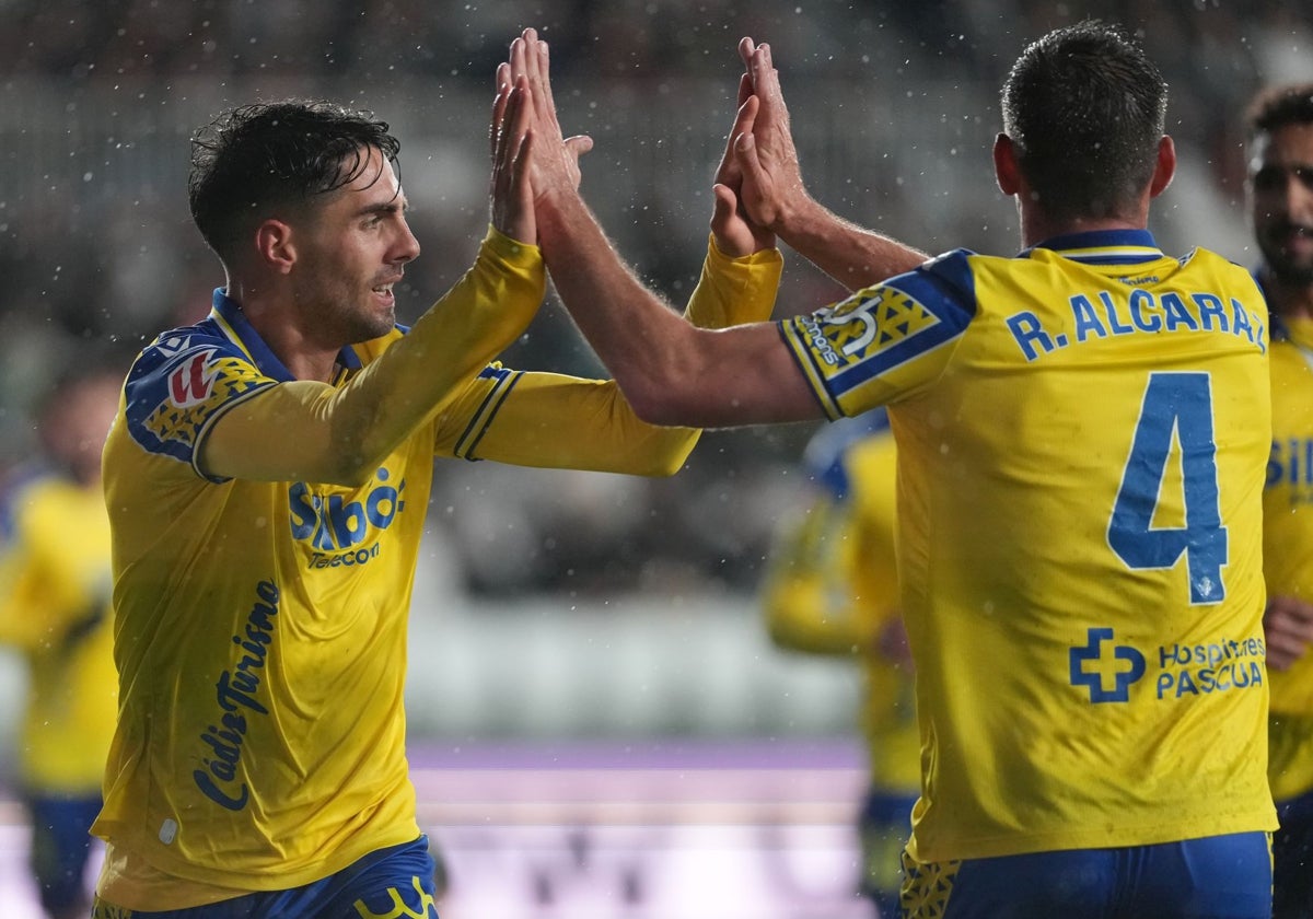 Sobrino y Rubén Alcaraz durante un encuentro del Cádiz CF.