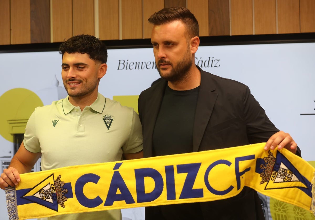 Juan Cala con Sergio Ortuño, uno de los fichajes del Cádiz CF en la nueva temporada.
