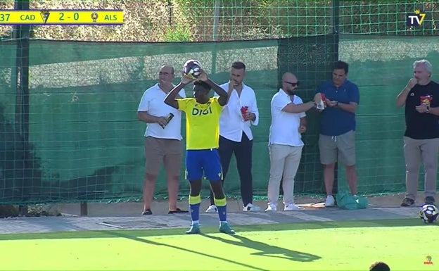 La imagen que tanto está dando que hablar de Beardo repartiendo Pipas a Contreras junto a Vizcaíno y Cala.
