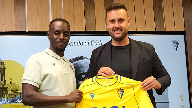 El centrocampista Yussi Diarra ya es nuevo jugador del Cádiz CF.