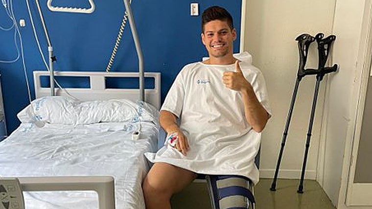 El asturiano Jorge Meré tras ser operado en Gijón.