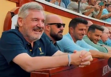 Manuel Vizcaíno disfruta junto a Germán Beardo y Joaquín del toreo de Morante en El Puerto