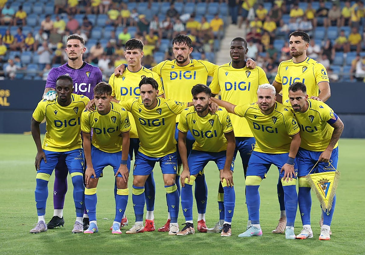 Once titular del Cádiz CF en el Trofeo Carranza.