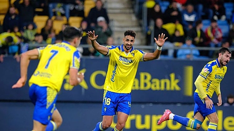 El Cádiz CF confirma que Chris Ramos sale cedido con opción a compra
