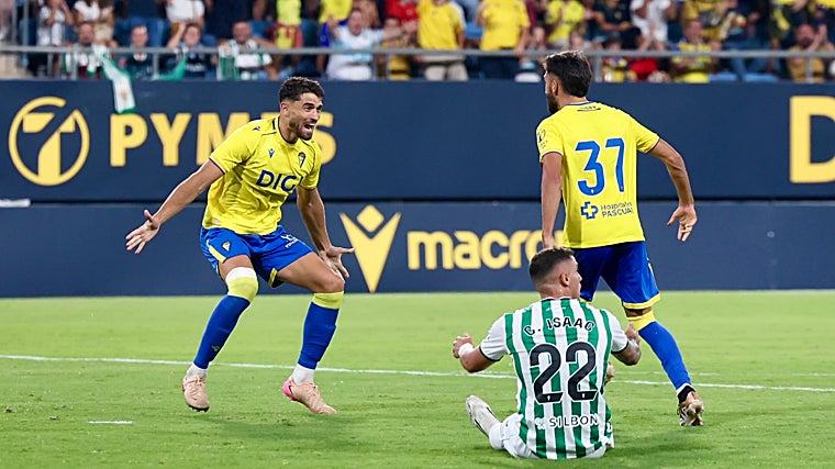Mario Climent (37) celebra su gol en el Trofeo Carranza ante el Córdoba con su compañero Álvaro García Pascual.