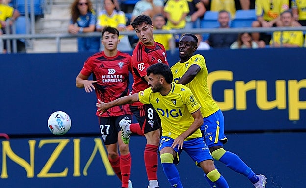 Ciment y Josu Diarra luchan por un balón ante dos jugadores del Mirandés.