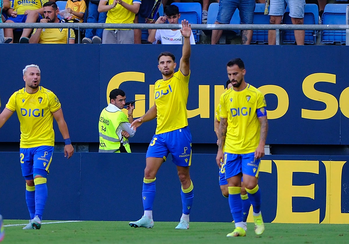 García Pascual celebra el gol con su grada en compañía de Ontiveros y Suso.