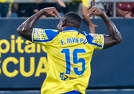 Mwepu, el delantero del Cádiz CF que sigue en el dique seco