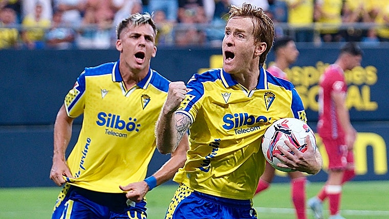 Álex celebra un gol con el Cádiz CF.