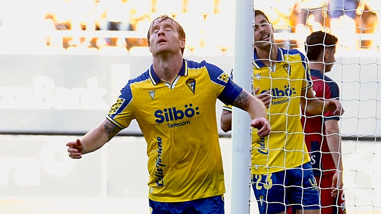 Álex, capitán del Cádiz CF, vivió un momento muy emotivo la pasada temporada ante el Huesca.