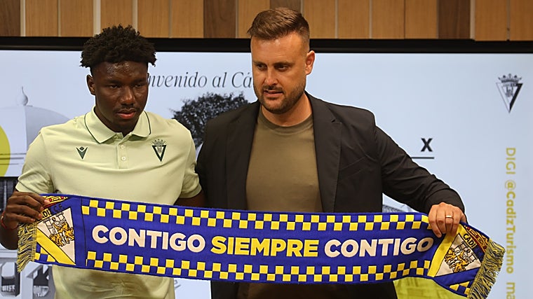 Alfred Caicedo junto a Juan Cala durante su presentación como nuevo jugador del Cádiz CF.