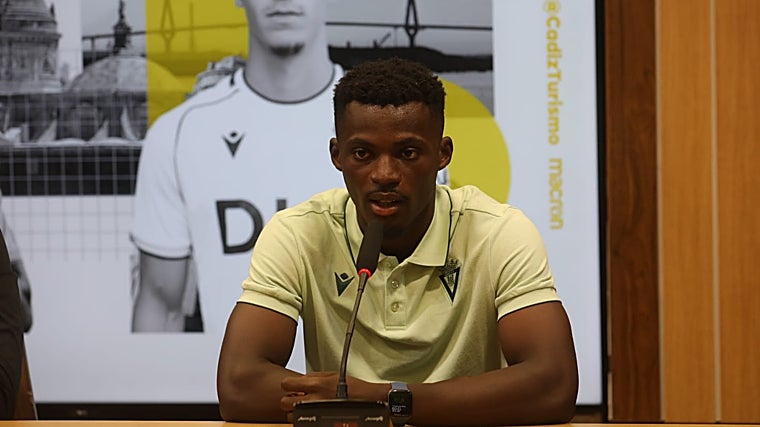 Isaac Obeng durante su presentación con el Cádiz CF.