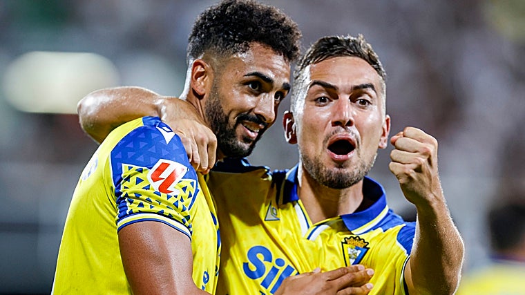 Gonzalo Escalante, a la derecha en la imagen, se resiste a salir del Cádiz CF.