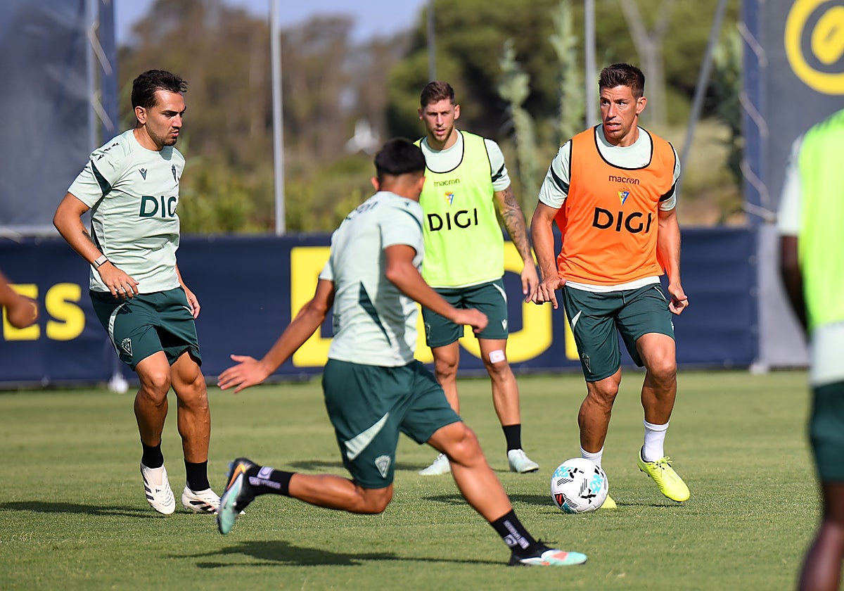 Escalante mira el balón en pies de Alcaraz, otro que seguirá su camino.