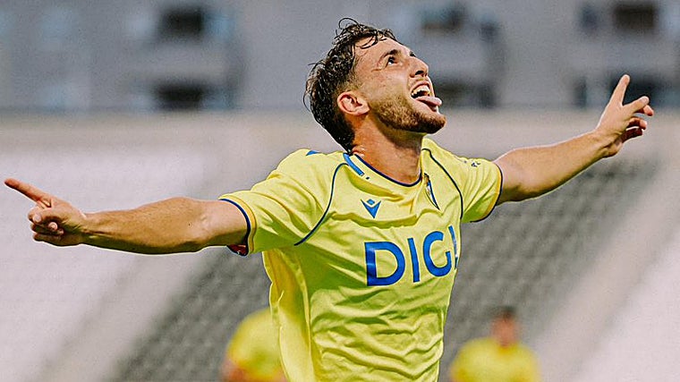 Marcos Denia celebra un gol con el Cádiz CF.