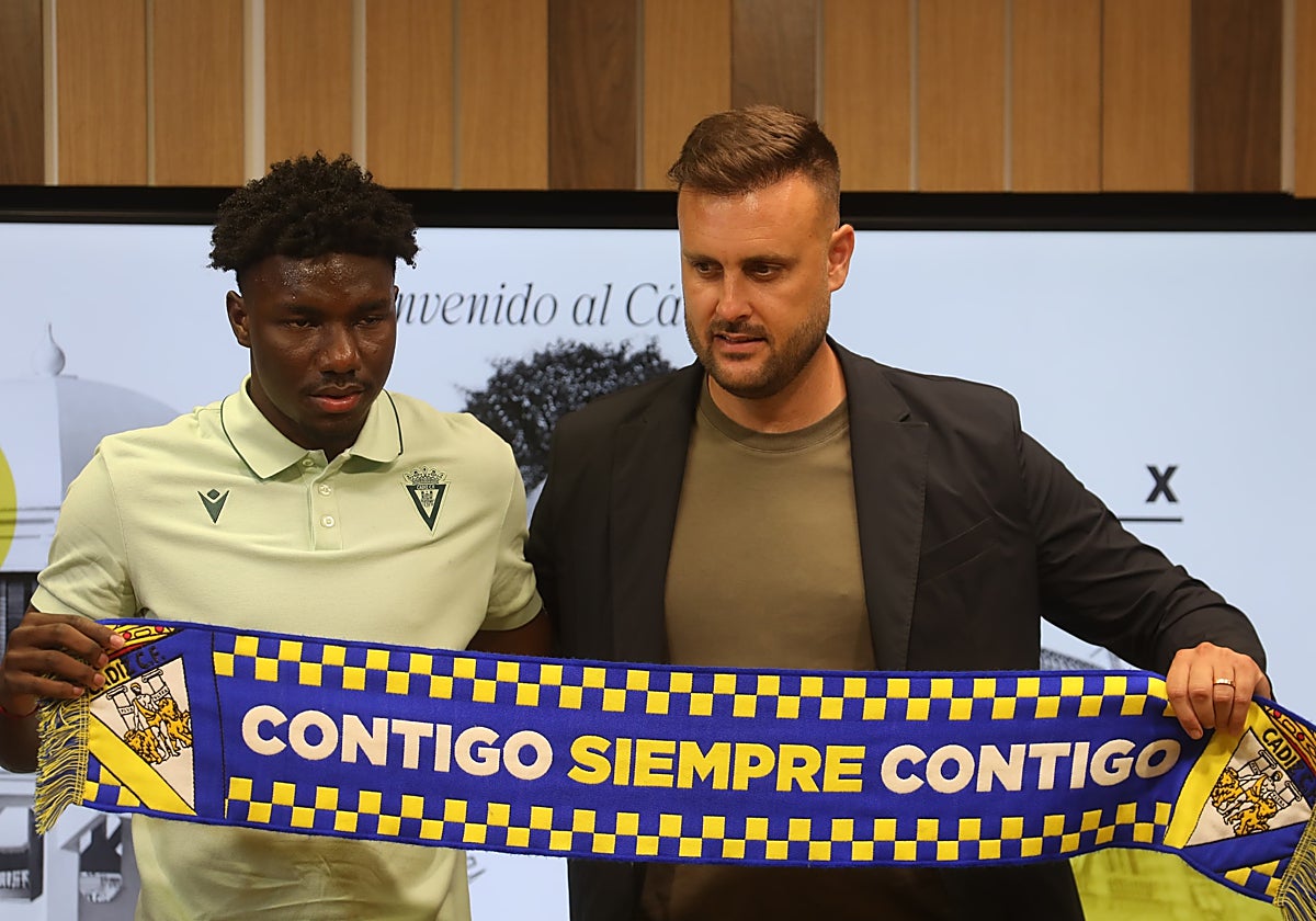 Juan Cala durante la presentación de Alfred Caicedo.