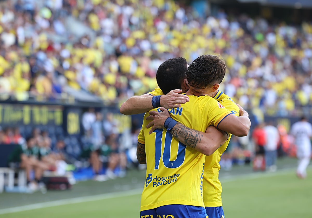 Recio y Ocampo celebran el gol del segundo.