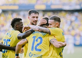 Alineaciones oficiales de la Real Sociedad B - Cádiz de La Liga Hypermotion 2025-2026 hoy: onces y banquillo de suplentes