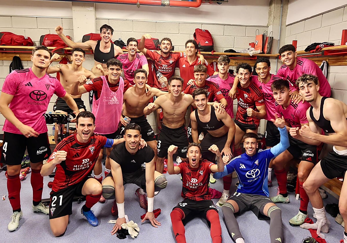 Carlos Fernández, al fondo de la imagen, celebra junto a sus compañeros la victoria sobre el Albacete