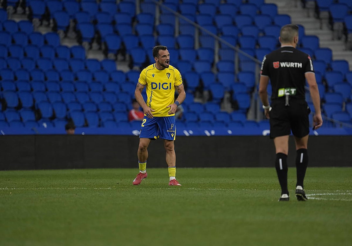 'Tabata' celebra su primer gol y anima a sus compañeros antes de ir a por el segundo.