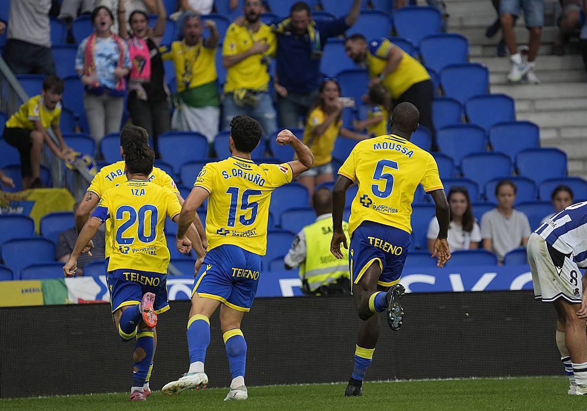 Tabata celebró el gol del empate con los aficionados cadistas.