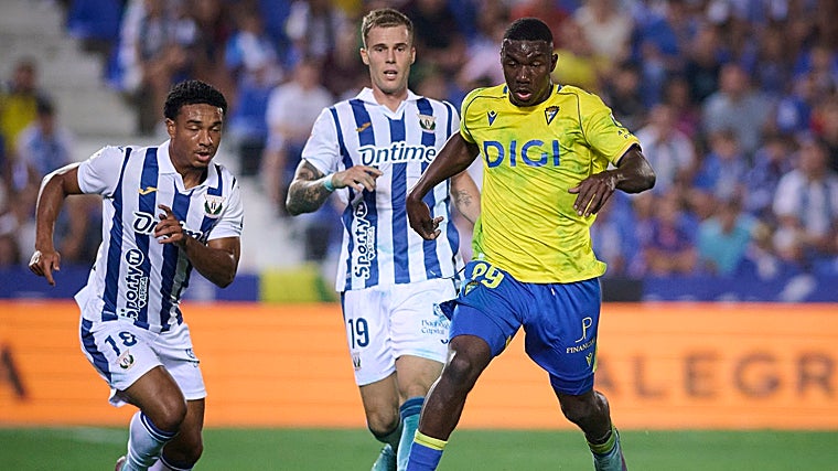 Alfred Caicedo busca un sitio en el once titular del Cádiz CF.