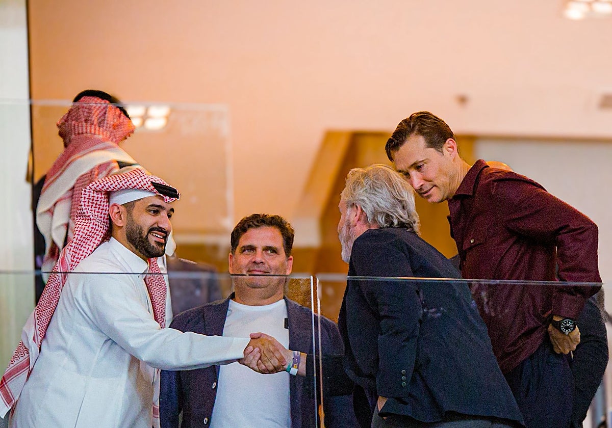 Vizcaíno da la mano un directivo del club árabe en presencia de Contreras y Harburg.