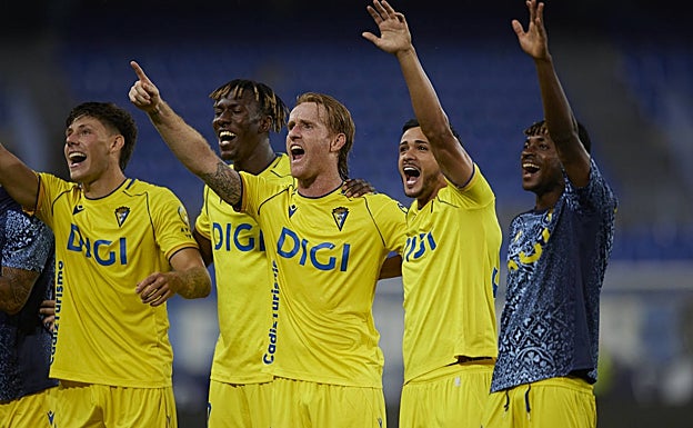 Álex, en el centro, disfrutó con la afición en Málaga.