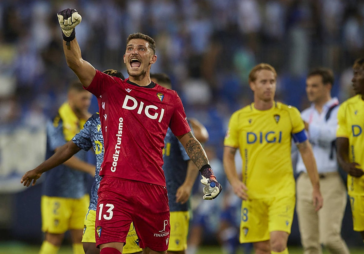 Víctor Aznar festeja la victoria del pasado domingo en Málaga.