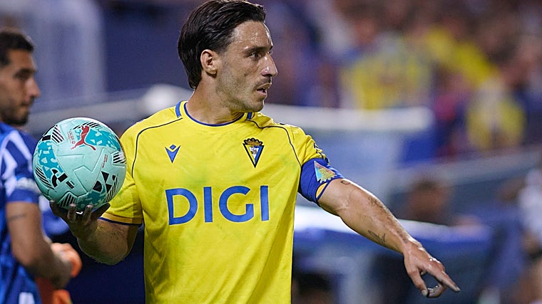 Iza apoya a Brian Ocampo.